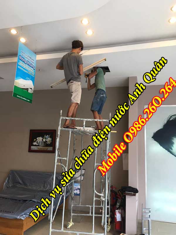 Thợ sửa điện ở Bát Tràng