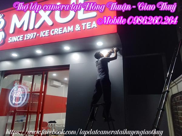 Thợ lắp đặt camera tại xã Hồng Thuận huyện Giao Thuỷ cho cửa hàng kem Mixue