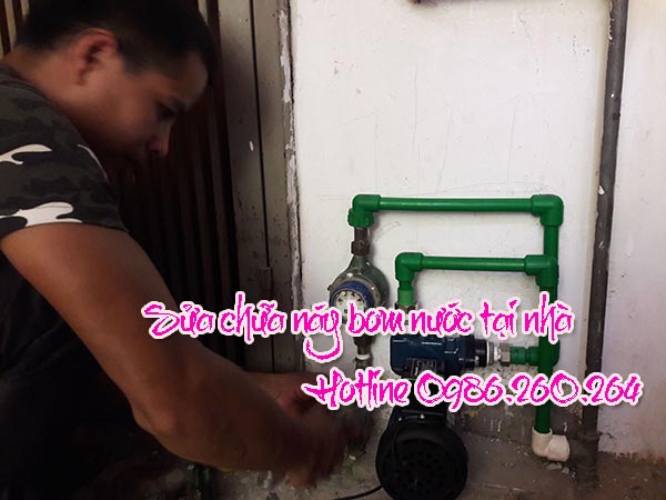 Thợ đang sửa máy bơm nước tại phường Thịnh Liệt