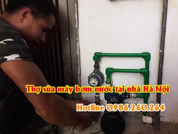 Thợ đang sửa máy bơm nước trong khu đô thị Linh Đàm