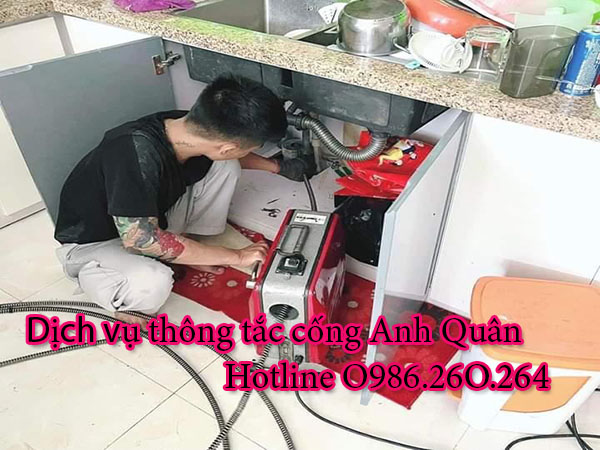 Thợ đang thông tắc chậu rửa chén bát tại Yên Hòa