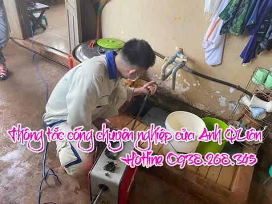 Thợ thông tắc cống tại Cống Vị