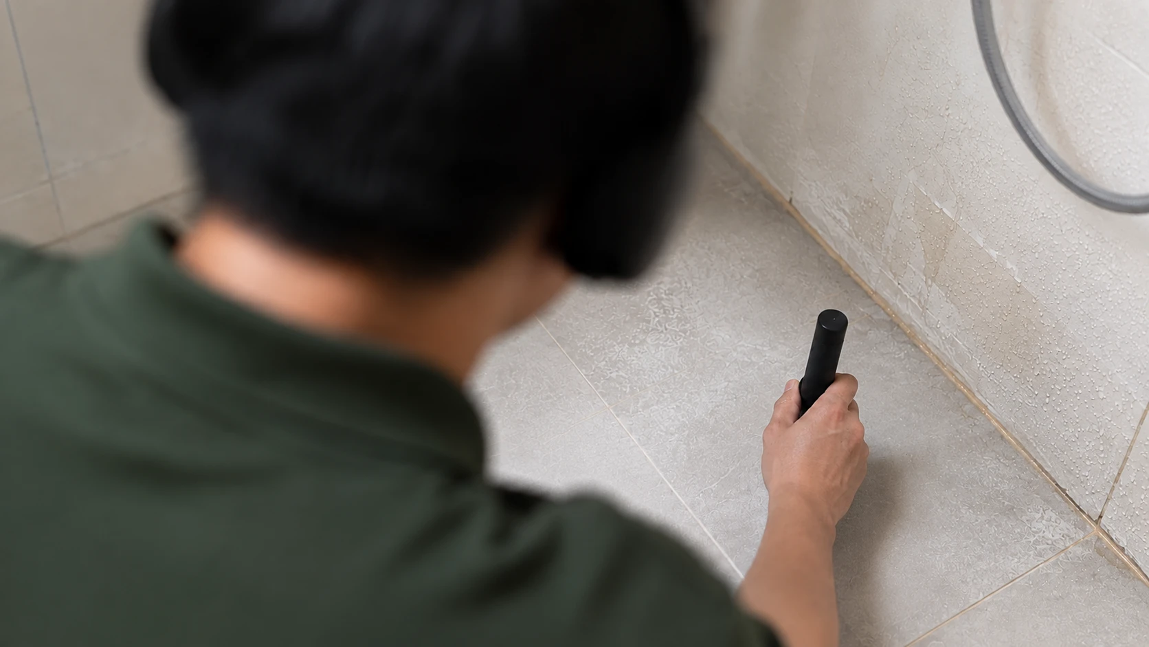 Thợ dò tìm rò rỉ nước tại Hà Nội bằng máy nghe siêu âm