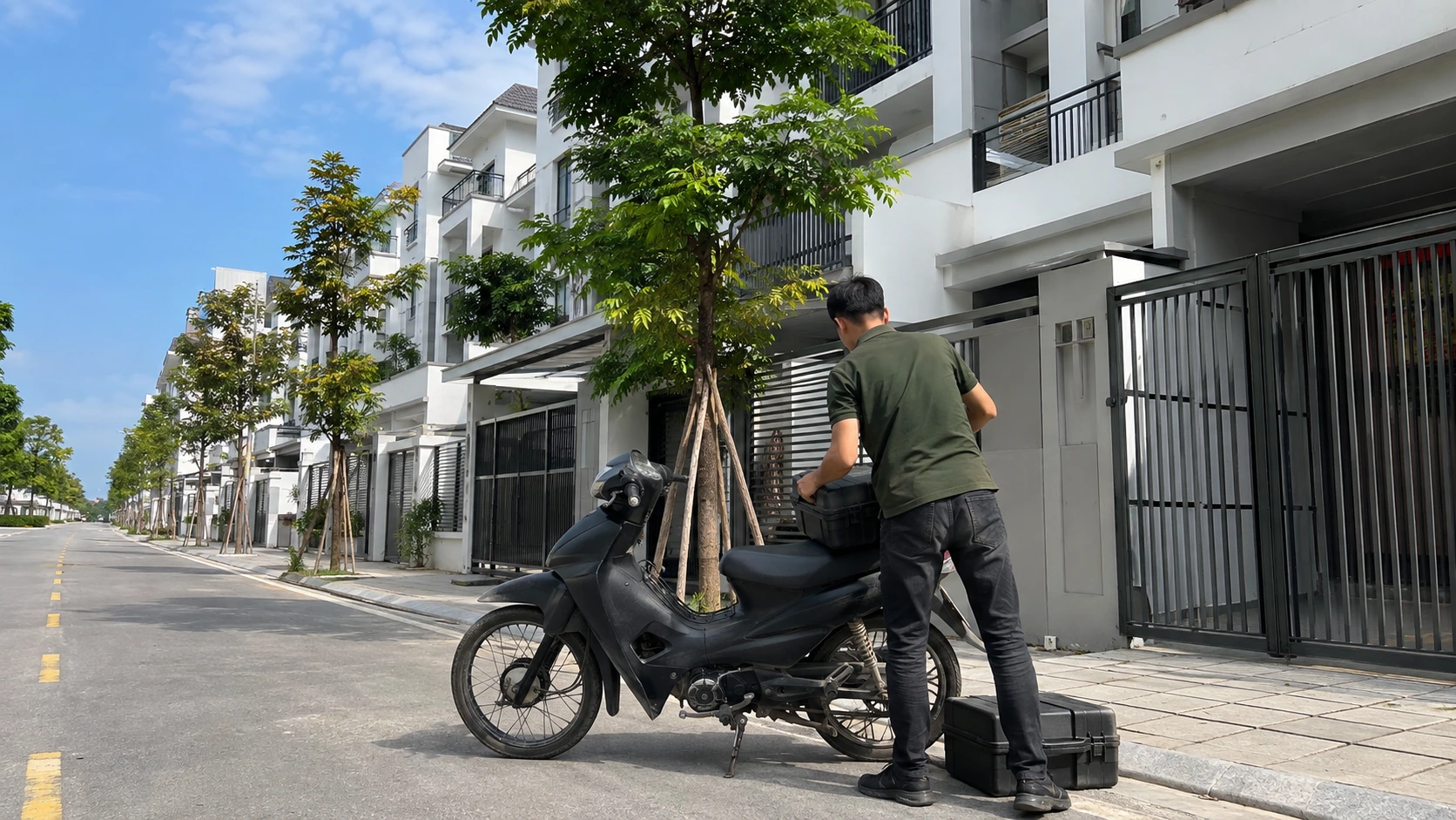 Thợ sửa chữa điện nước tại Long Biên đang kiểm tra máy bơm