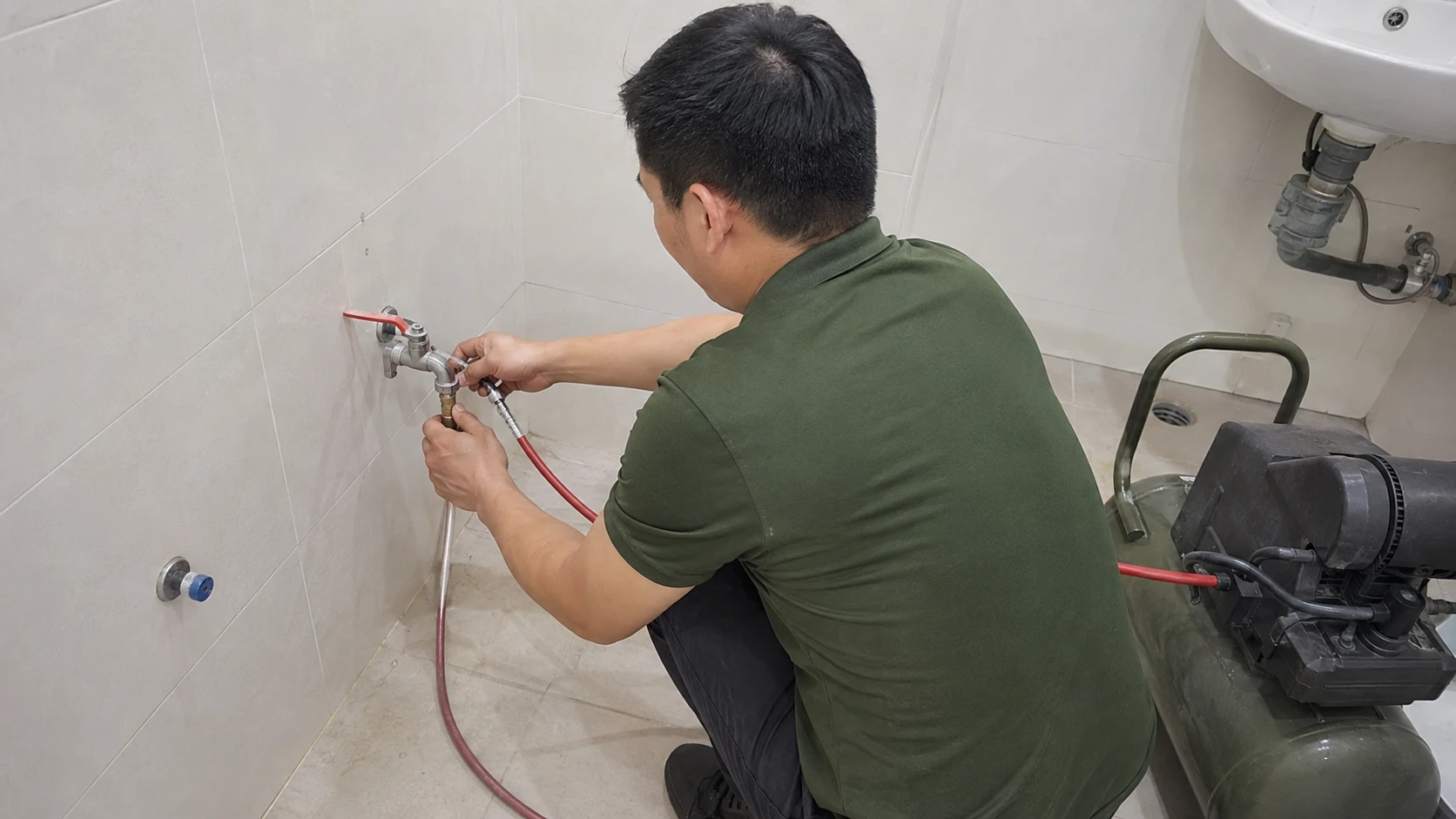 Sử dụng máy khí nén xung để sục rửa đường ống nước